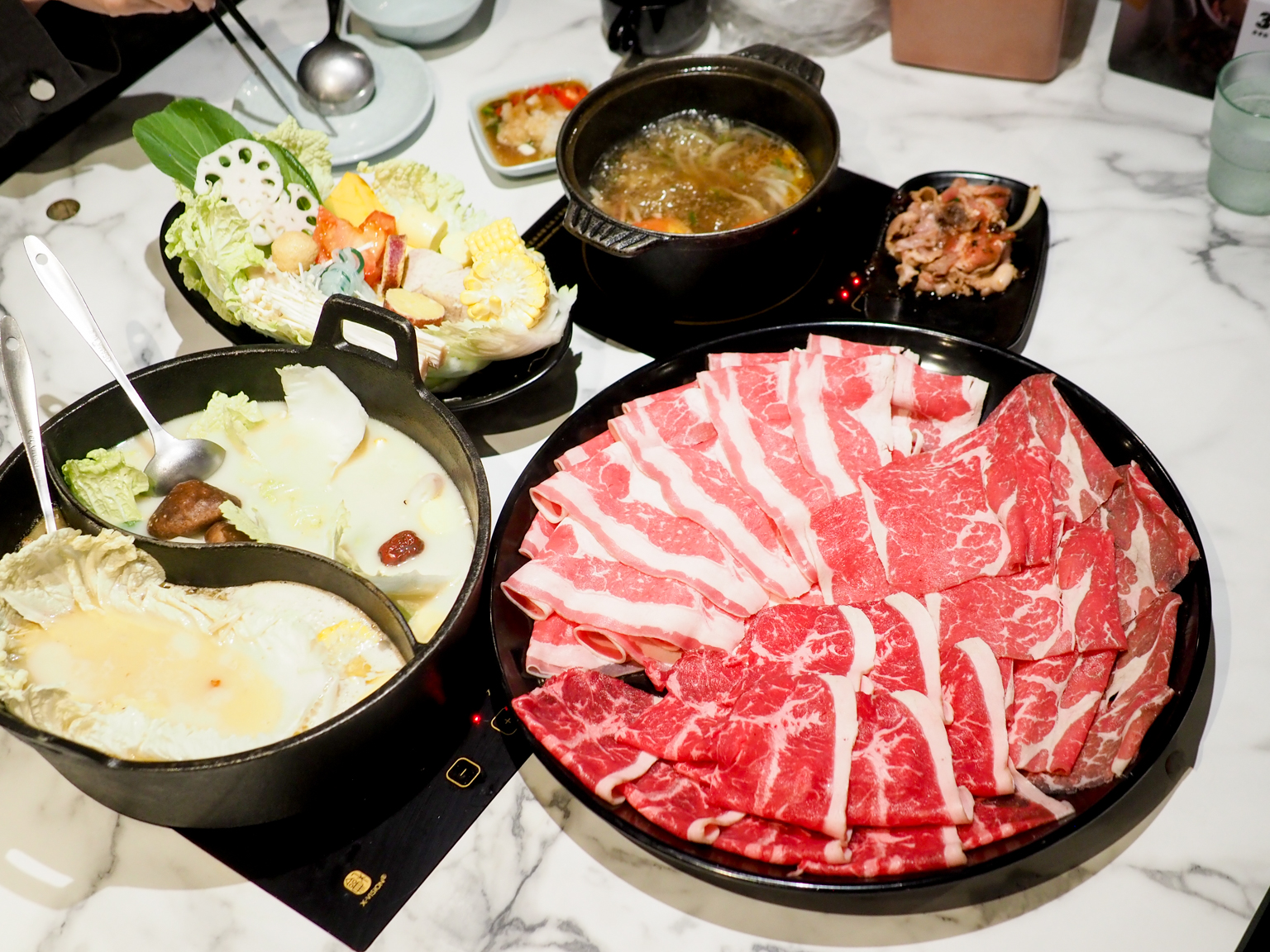 網站近期文章：肉多多大變身 石頭火鍋是台灣人的最愛 肉多多直營連開50家店的特調心法 肉多多西門店 榜上有名的夜宵火鍋