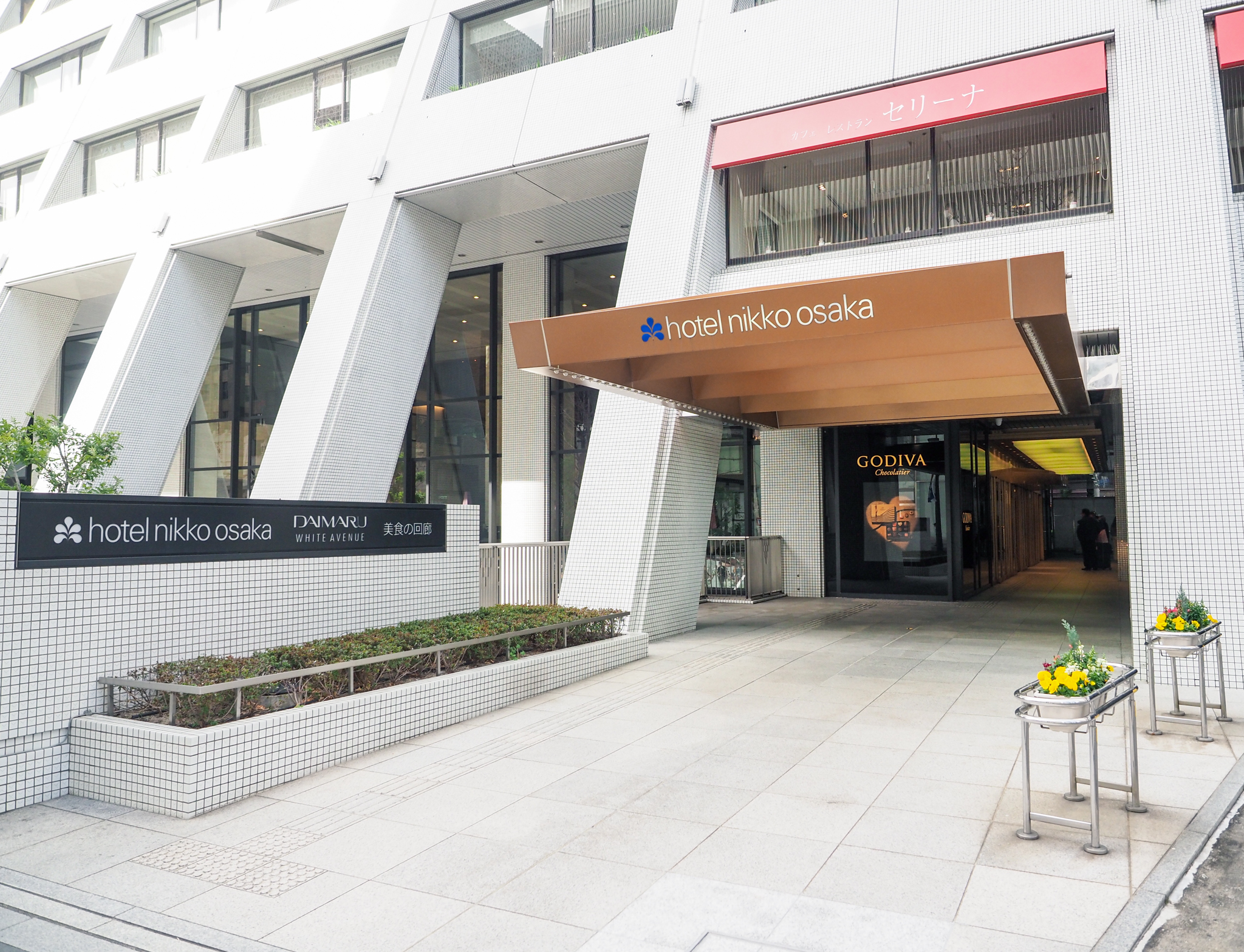 如果你正在規劃大阪自由行，大阪日航酒店（Hotel Nikko Osaka）絕對是個值得考慮的住宿選擇飯店就位在心齋橋站旁，無論是要逛街、購物還是前往其他大阪景點，都非常方便。這次入住感受到日航酒店一貫的高品質服務，從check-in到退房，每一個細節都令人安心如果你和我一樣喜歡住在交通便利又舒適的市中心五星級飯店，跟